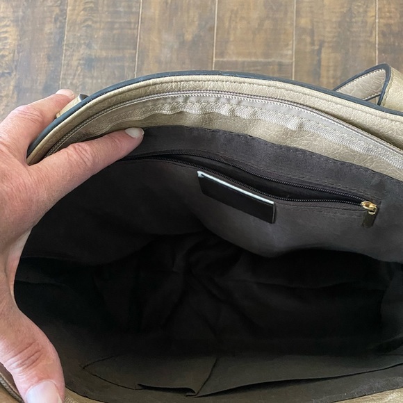 Purse with matching wristlet - Picture 7 of 9